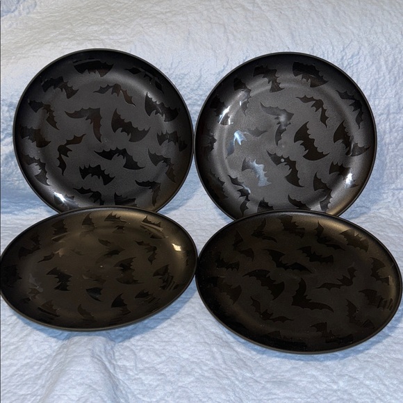 Mainstays Other - New Mainstays Set of 4 Black Bat Pattern Plastic Dinner Plates